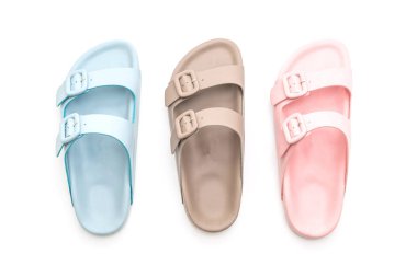 Kadınlar beyaz arka plan üzerinde izole sandalet deri