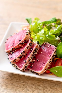 Taze ton balığı ve sebze salatası. Sağlıklı yemek.