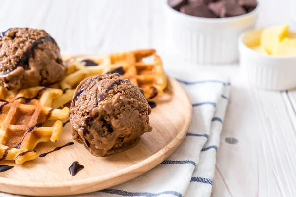 Çikolatalı dondurma waffle ve çikolata sosu ile