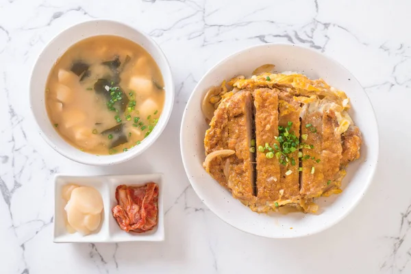 Kızarmış domuz pirzolası kasesi (Katsudon) - Japon yemek tarzı