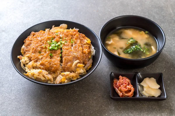 Kızarmış domuz pirzolası kasesi (Katsudon) - Japon yemek tarzı