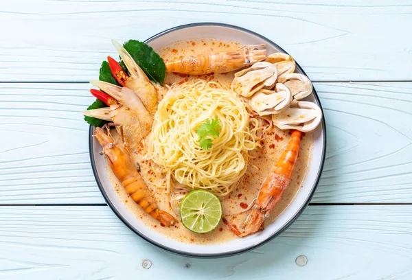 Baharatlı karides spagetti makarna (Tom Yum Goong) - İtalyan Füzyon gıda tarzı