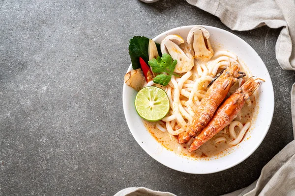 Baharatlı karides udon ramen noodle (Tom Yum Goong) - Japon füzyon gıda tarzı