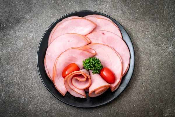 tabağa dilimlenmiş jambon füme