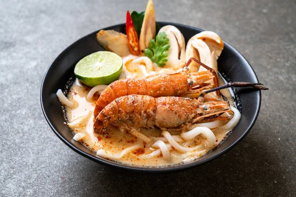 Baharatlı karides udon ramen noodle (Tom Yum Goong) - Japon füzyon gıda tarzı