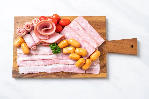 pastırma, sosis, jambon füme ve barbekü pastırma ahşap tahta üzerinde