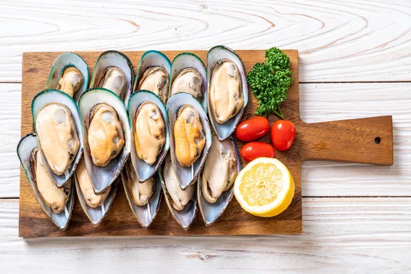 malzemelerle ahşap tahta üzerinde taze midye