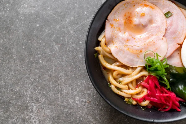 Baharatlı miso udon ramen noodle ile domuz eti - Japon gıda tarzı