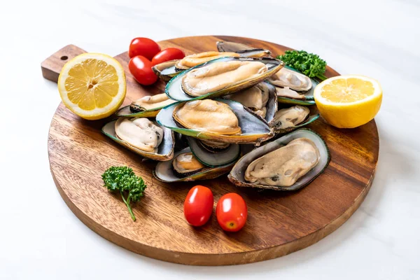 malzemelerle ahşap tahta üzerinde taze midye