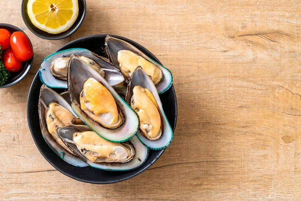 üzerinde siyah kase taze midye