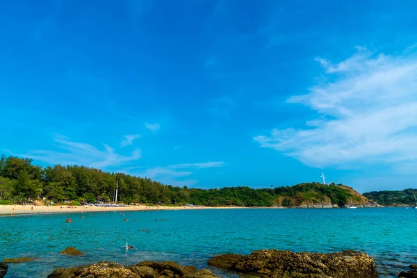 Güzel tropikal plaj ve deniz - tatil tatil kavramı