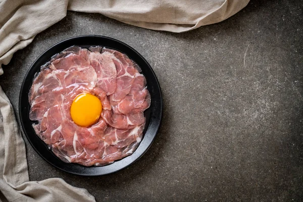 taze dilimlenmiş domuz ham yumurta pişirme veya shabu shabu ve sukiyaki yapma ile