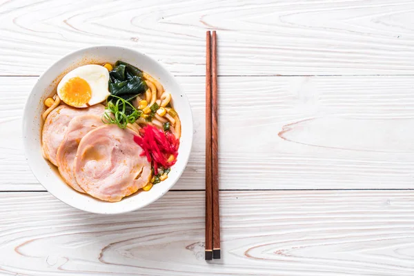 Baharatlı miso udon ramen noodle ile domuz eti - Japon gıda tarzı