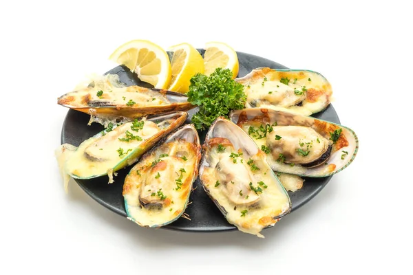 Beyaz arka plan üzerinde izole peynir pişmiş taze midye