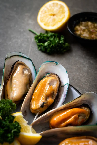 deniz ürünleri midye maydanoz ve limon ile