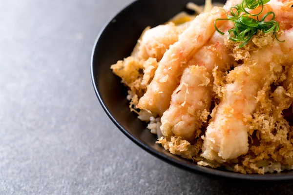 kızarmış karides tempura üzerinde beyaz surat - Japon yemekleri stil tepesinde