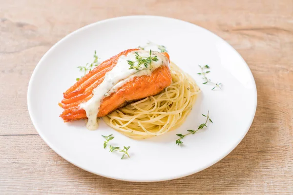 plaka üzerinde kızarmış som balığı spagetti