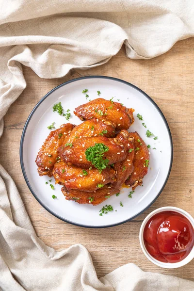 Beyaz susamlı ızgara tavuk kanadı.