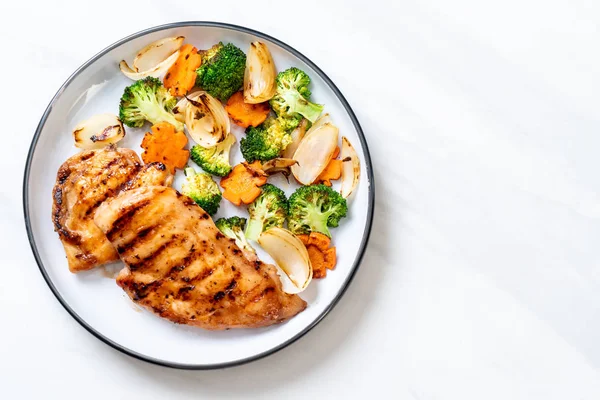 çukurunu tavuk göğsü biftek sebze (brokoli, havuç, soğan ile)