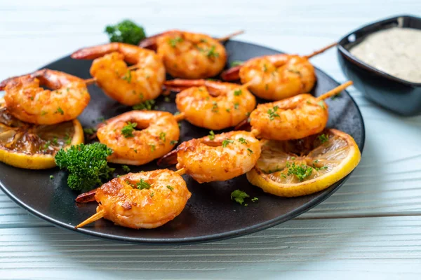 Limon - deniz ürünleri tarzı ile ızgara kaplan karides şiş