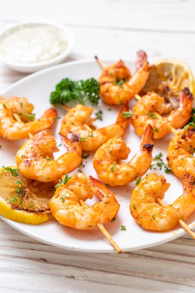 Limon - deniz ürünleri tarzı ile ızgara kaplan karides şiş