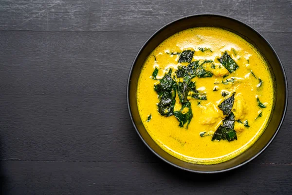 Tay çorbası ile Yengeç ve Hindistan cevizi sütü - Tay gıda tarzı köri