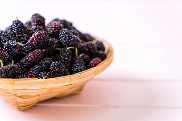 ahşap masa taze dut kase