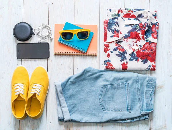 Gezgin, yaz tatili ahşap arka plan üzerinde erkek casual kıyafetler