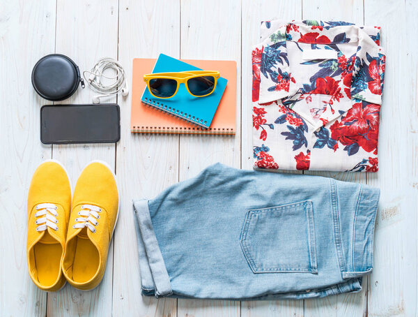 мужские повседневные наряды путешественника, летний отдых на деревянном фоне
