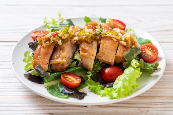 ızgara tavuk salata sebze - sağlıklı gıda tarzı ile