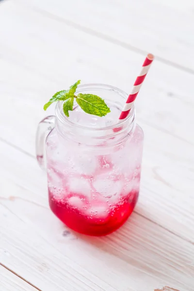 Iced Aardbei Soda Houten Tafel — Stockfoto