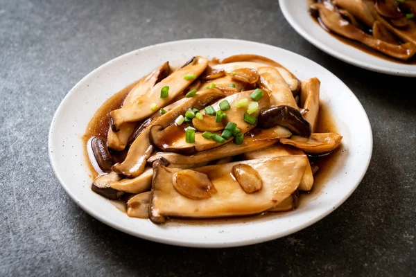 İstiridye soslu kızarmış kral istiridye mantarı. Sağlıklı, vejetaryen ya da vejetaryen yemek tarzı.