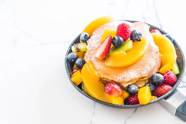 Pancake Dengan Buah Campur Strawberry Blueberry Raspberry Mangga Kiwi — Stok Foto