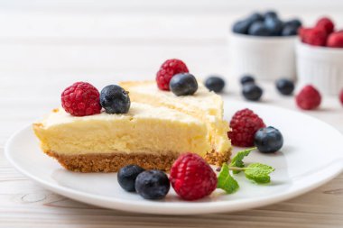 Ev yapımı cheesecake taze ahududu ve yaban mersini ile