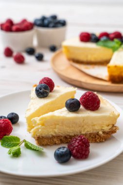 Ev yapımı cheesecake taze ahududu ve yaban mersini ile