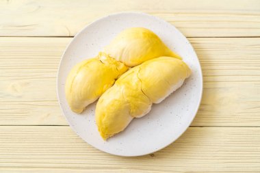 Ahşap zemin üzerinde taze Durian meyvesi