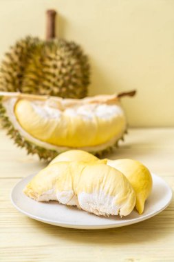Ahşap zemin üzerinde taze Durian meyvesi
