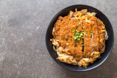 Kızarmış domuz pirzolası kasesi (Katsudon) - Japon yemek tarzı