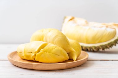 Ahşap zemin üzerinde taze Durian meyvesi