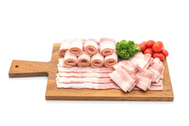 Dilimlenmiş domuz pastırması beyaz arka planda izole edilmiş.