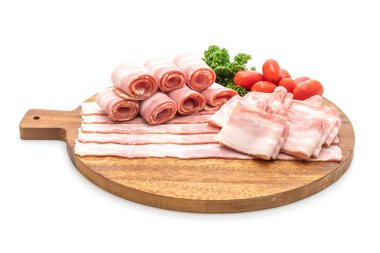 Dilimlenmiş domuz pastırması beyaz arka planda izole edilmiş.