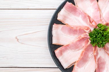 Çiğ domuz pastırma tabağa dilimlenmiş