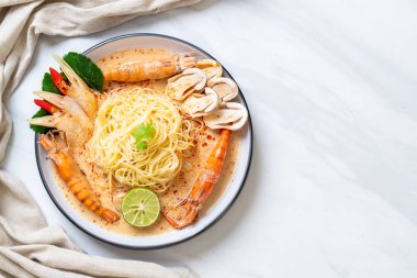 Baharatlı karides spagetti makarna (Tom Yum Goong) - İtalyan Füzyon gıda tarzı