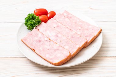 dilimlenmiş taze çiğ pastırma Barbekü