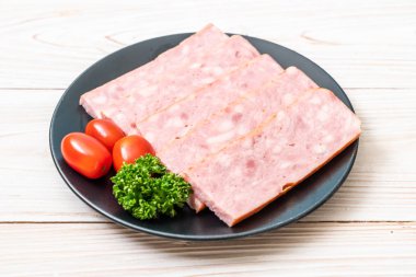 dilimlenmiş taze çiğ pastırma Barbekü