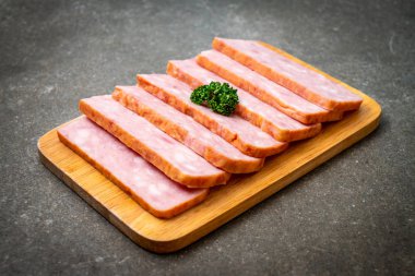 dilimlenmiş taze çiğ pastırma Barbekü