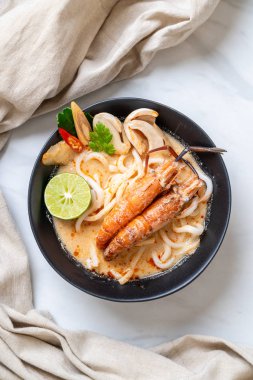Baharatlı karides udon ramen noodle (Tom Yum Goong) - Japon füzyon gıda tarzı