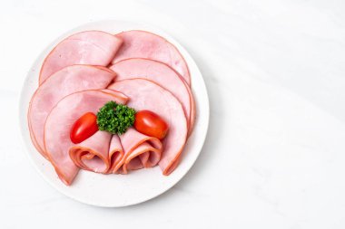 tabağa dilimlenmiş jambon füme