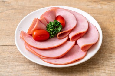 tabağa dilimlenmiş jambon füme