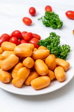 domuz eti kokteyl sosisi plaka üzerinde